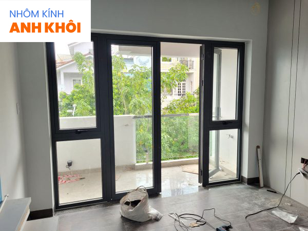 cửa nhôm kính ban công