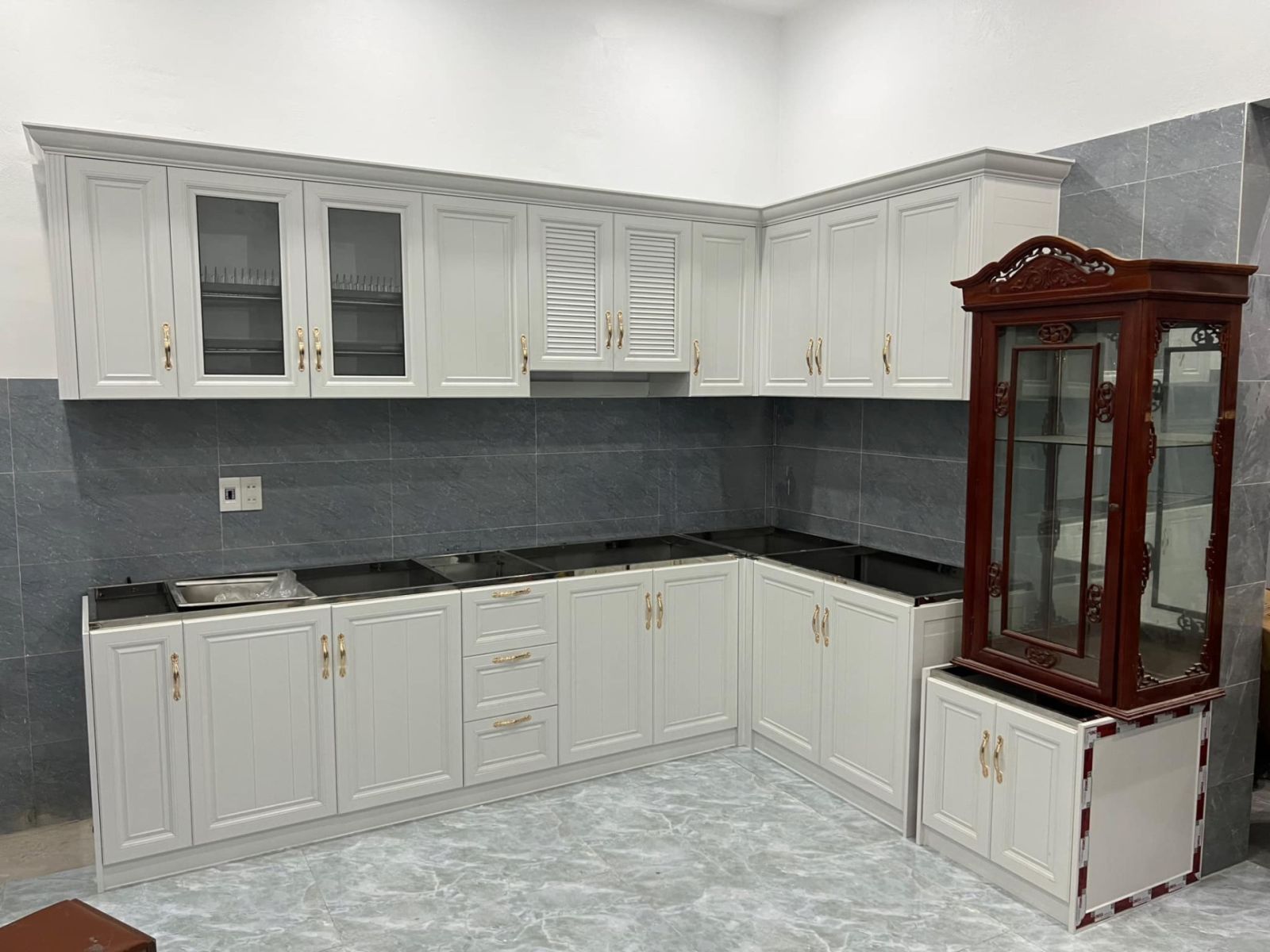 tủ bếp nhôm kính